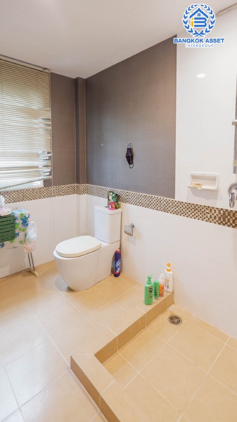 บ้านเดี่ยวมือสองย่านนนทบุรีฯ ม.คาซ่าแกรนด์ รัตนาธิเบศร์-ราชพฤกษ์ เนื้อที่กว้างขวางมากถึง 111 ตร.ว. ฟังก์ชัน 4 ห้องนอน 5 ห้องน้ำ ที่จอดรถ 5 คัน แถมฟรี! เครื่องปรับอากาศ 7 เครื่อง บนทำเลแห่งการเดินทาง ใกล้รถไฟฟ้าสายสีม่วง "สถานีบางรักใหญ่"...